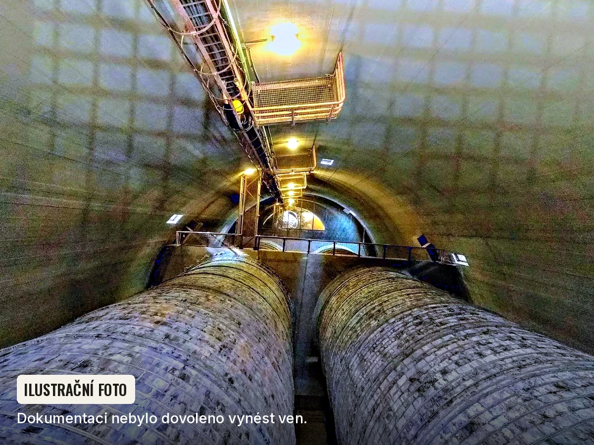 Ilustrační foto: vnitřek komínového pláště se dvěma zděnými průduchy, lávkami a osvětlením; dokumentaci z JE Temelín nebylo dovoleno vynést ven