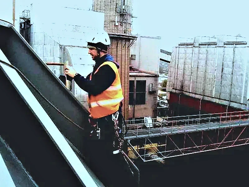Příprava kotevních bodů a materiálu na ocelové konstrukci komína