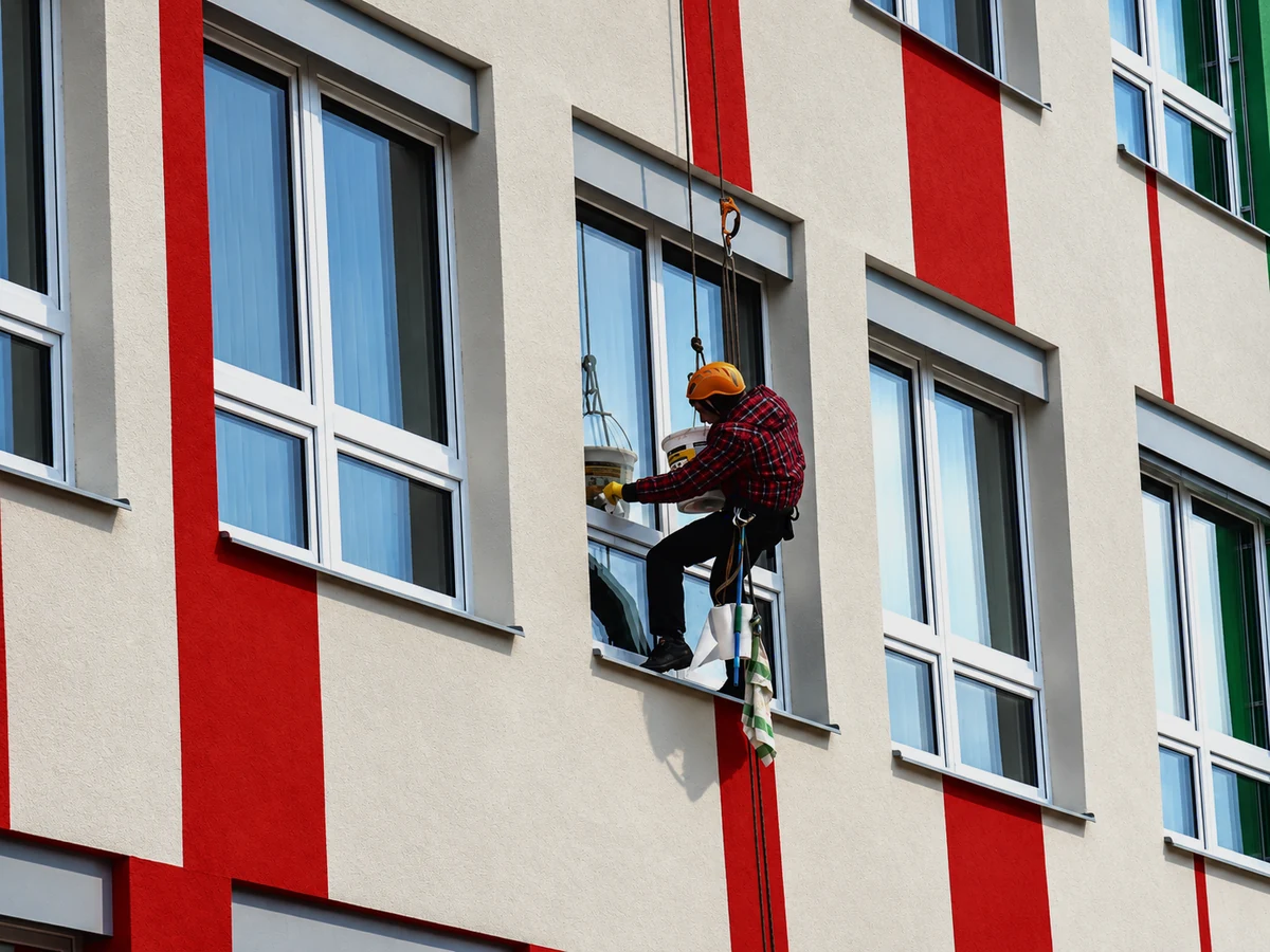 Čištění nových oken z lana po rekonstrukci školy – ZŠ Zborovská, Tábor