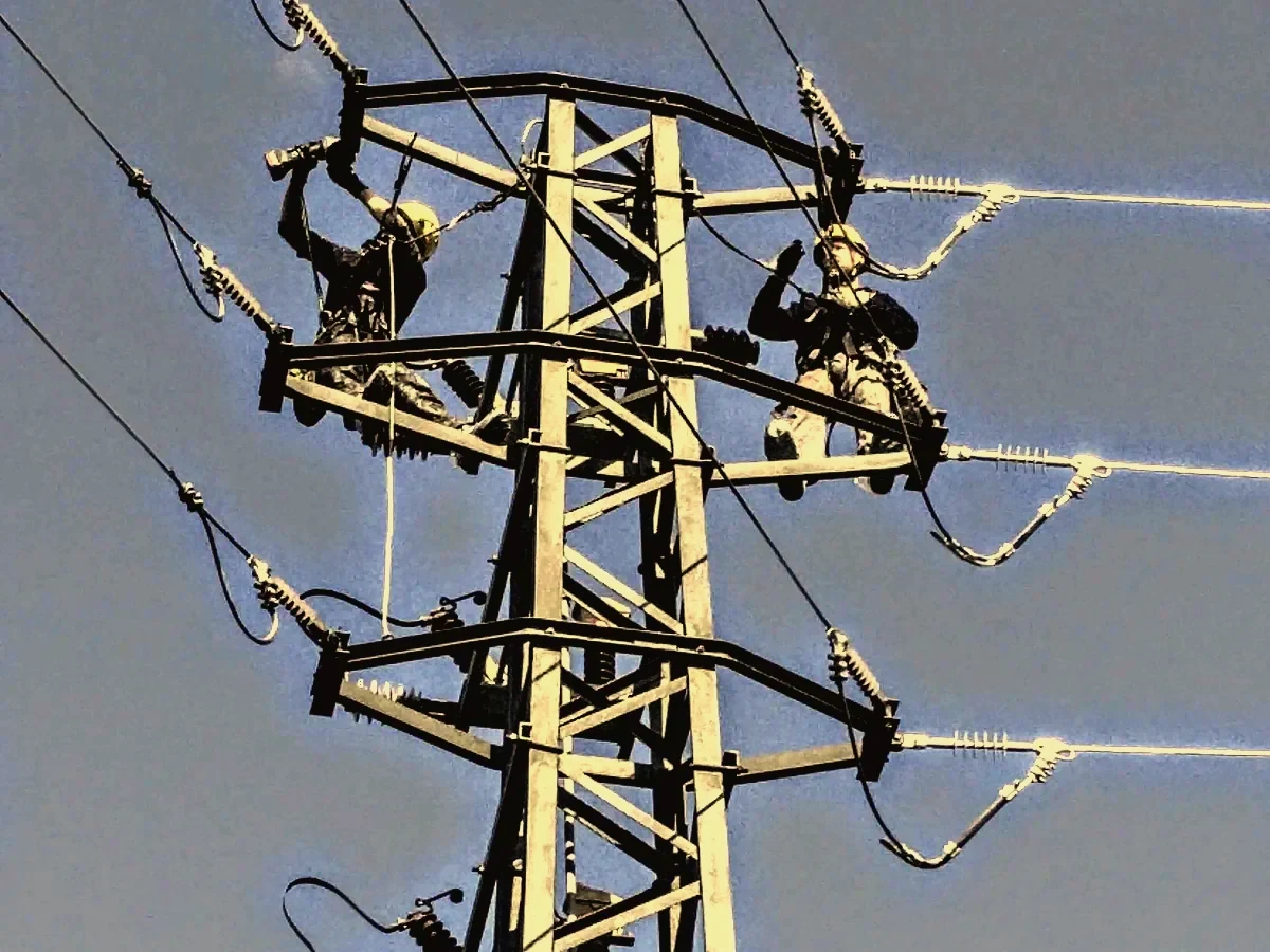 Demontáž a zpětná montáž izolátorů (přeizolace vodičů) na lince VN (22 kV), trasa Tábor – Náchod