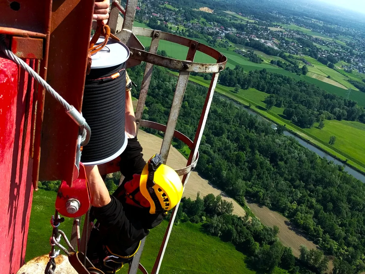 Vynášení materiálu: více než 1 800 m lan, mobilní kotvení, karabiny, úvazy, kladky a řetězy