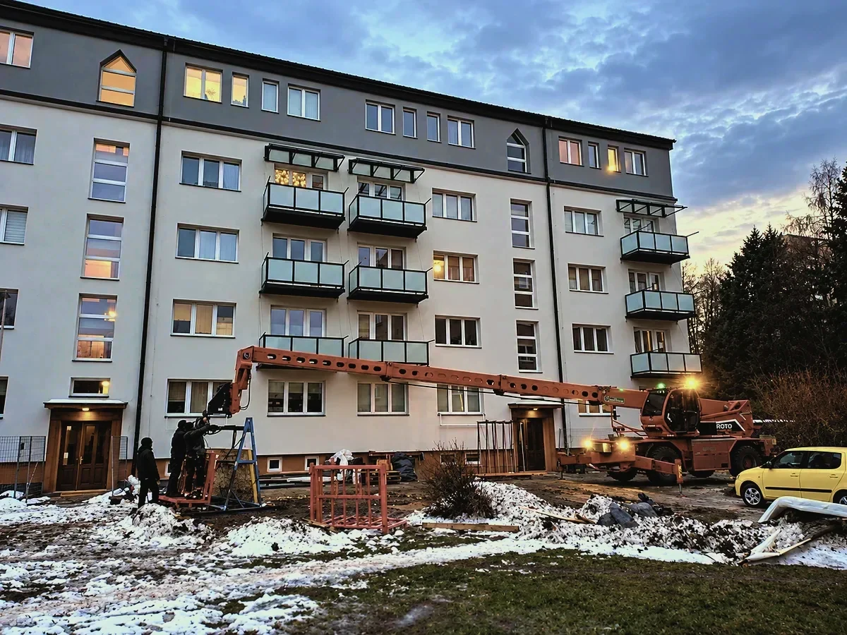 Zimní montáž 18 balkonů za pomoci manipulátoru a plošiny v Třinci