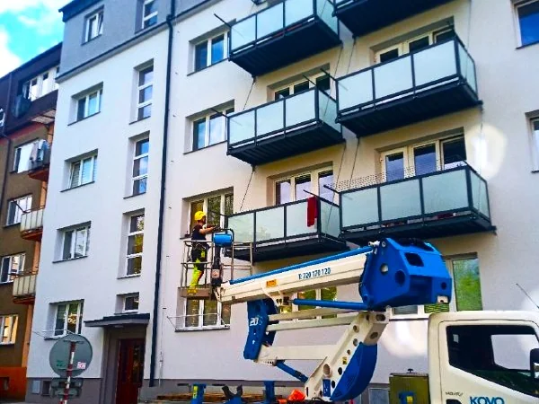Hotové balkony Abadia s proskleným zábradlím na bytovém domě – dílo dokončeno