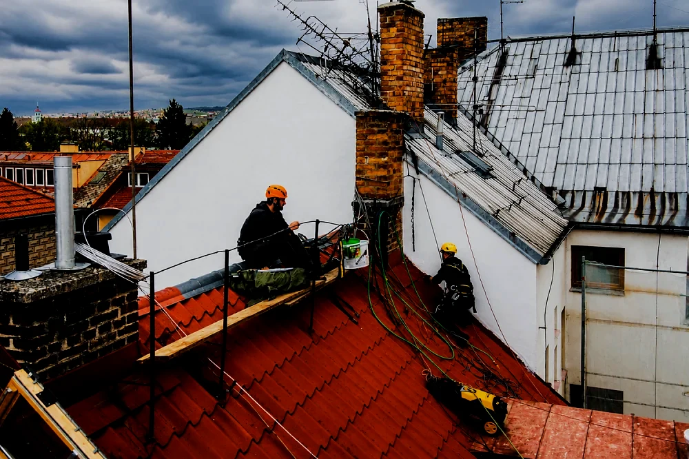 Výškové práce na střeše bytového domu v Táboře – oprava střechy a klempířských prvků horolezeckou technikou, Výškové práce Anděl